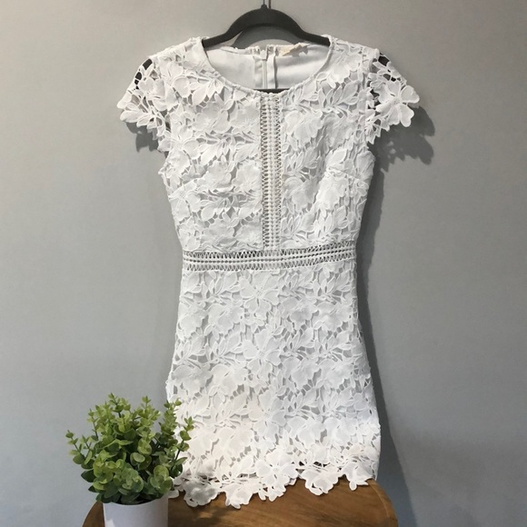 Main Strip White Lace Dress - Picture 10 of 16
